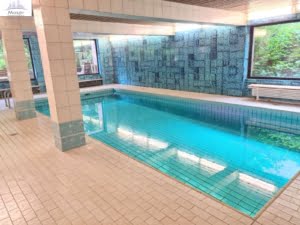 RESERVIERT! Schicke 5 Zimmer + 2 Balkone -Fußbodenheizung – Schwimmbad + Sauna im Haus – ruhig in Niederrad