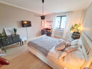 VERMIETET! Beste Lage direkt am Schweizer Platz! Gemütliche 2 Zimmerwohnung mit EBK im 4. OG