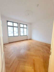 VERMIETET! 3 große Zimmer + Wohnküche + Balkon- top saniert – Mitten im Leben – Altbaucharme pur!