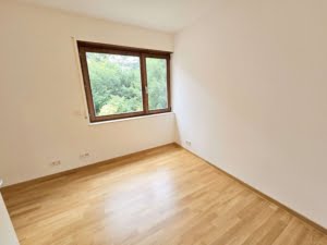 VERMIETET! Großzügige 4 Zimmer + 2 Balkone + Keller + TG-Platz -Schwimmbad/Sauna im Haus!