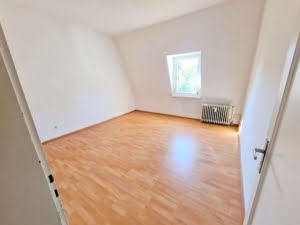 VERMIETET! Altbaucharme Pur + ganz oben! Sonnige 3-Zimmer Altbau Wohnung – zentral in Sachsenhausen