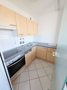 VERMIETET! WOW! TOP SKYLINEBLICK + POOL+SAUNA im Haus! Großes 1 Zimmer Apt. mit Balkon. –