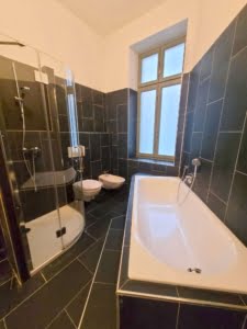VERMIETET! 3 große Zimmer + Wohnküche + Balkon- top saniert – Mitten im Leben – Altbaucharme pur!