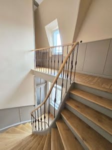 VERMIETET! Altbaucharme Pur + ganz oben! Sonnige 2-Zimmer Altbau Wohnung – zentral in Sachsenhausen