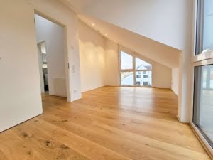 VERKAUFT! Stylische 3 -Zimmer Maisonette mit großem Balkon + Luxusküche + 2 TG-Plätze – Hofheim