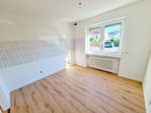 VERMIETET! Für die Familie! Neu sanierte 5 Zimmerwhg. + Terrrasse + Garten + Garage in Steinbach
