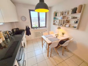 VERMIETET! Beste Lage direkt am Schweizer Platz! Gemütliche 2 Zimmerwohnung mit EBK im 4. OG