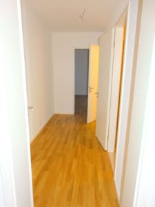 VERMIETET! Sonnige 2-Zimmer Wohnung mit 2 Balkonen, Parkett, Einbauküche + KFZ Platz mgl. – zentrale Ostend Lage