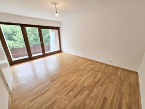 VERMIETET! Großzügige 4 Zimmer + 2 Balkone + Keller + TG-Platz -Schwimmbad/Sauna im Haus!
