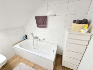 VERMIETET! Schicke 4 Zimmer Dachgeschosswohnung + 2 Balkone + 2 Bäder + Fußbodenheizung -ruhig + zentral in Rödelheim