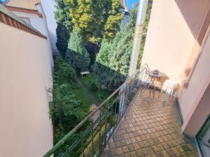 VERMIETET! Altbaucharme pur! 3 Zimmer, Wohnküche, 2 Balkone + neuer Boden -Berger Str