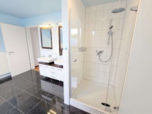 VERKAUFT!Attraktive große 3 Zimmer Dachstudio Whg. mit Balkon +Garagenpl – Top Lage nahe Stadtwald