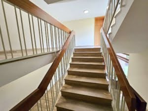 VERMIETET! Großzügige 4 Zimmer + 2 Balkone + Keller + TG-Platz -Schwimmbad/Sauna im Haus!