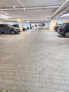 VERMIETET! -Privatstraße Sachsenhausen: Attraktive 3-Zimmer-Wohnung mit großem Balkon + TG