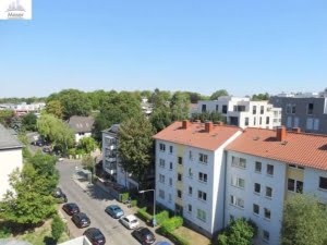 VERKAUFT! Schwimmbad + Sauna im Haus! Neu saniert! 3-Zimmer mit Balkon – Sachsenhausen