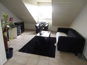 VERMIETET! Kleine gemütliche 2 Zimmer Dachgeschosswohnung – direkt gegenüber Klinikum OF