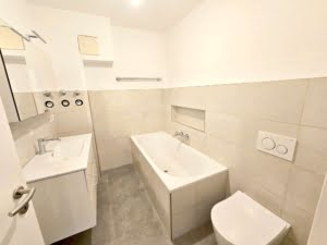 VERMIETET! Komplett renoviert in 2023! Große 3 Zimmerwohnung mit 2 Bädern + Balkon und inkl. Gartennutzung – Niederrad