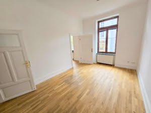 VERMIETET! Altbaucharme pur in Top Lage Sachsenhausen: 4 Zimmerwohnung mit Balkon + Parkett + EBK