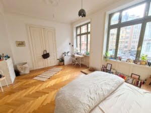 VERMIETET! 3 große Zimmer + Wohnküche + Balkon- top saniert – Mitten im Leben – Altbaucharme pur!
