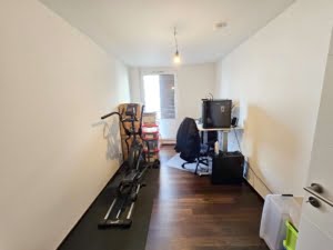 VERMIETET! -Privatstraße Sachsenhausen: Attraktive 3-Zimmer-Wohnung mit großem Balkon + TG