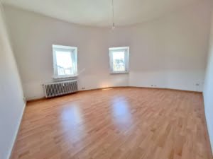 VERMIETET! Altbaucharme Pur + ganz oben! Sonnige 3-Zimmer Altbau Wohnung – zentral in Sachsenhausen