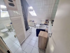 Ganz oben im Altbau! Sonnige+ richtig große Dachstudio Wohnung mit Skyline- + Taunusblick – ruhig in Rödelheim