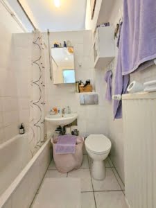 VERMIETET! Gemütliche 2 Zimmerwohnung mit Wohndiele + Wannenbad – ruhig+ zentral in Rödelheim