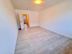VERMIETET! Nagelneu saniert! 1 Zimmerwohnung mit sep. Küche – Top Lage Bornheim – Nähe Berger Str.
