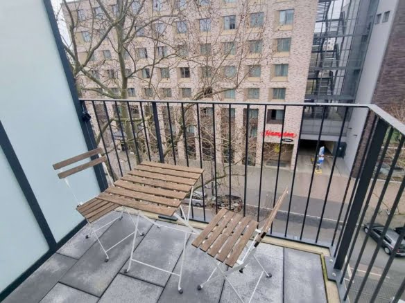 VERMIETET! Schickes 1-Zimmer Apartment (Neubau 2020) mit Balkon, Parkett, EBK – zentr. Ostend Lage