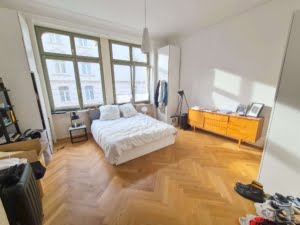 VERMIETET! 3 große Zimmer + Wohnküche + Balkon- top saniert – Mitten im Leben – Altbaucharme pur!