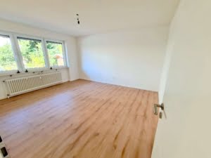 VERMIETET! Für die Familie! Neu sanierte 5 Zimmerwhg. + Terrrasse + Garten + Garage in Steinbach