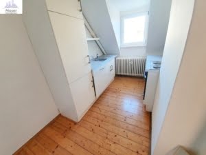 VERMIETET! Gemütliche 2-Zimmer Dachgeschosswohnung mit Tageslicht Duschbad und Einbauküche – mitten in Fußgängerzone Hanau