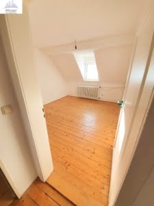 VERMIETET! Gemütliche 2-Zimmer Dachgeschosswohnung mit Tageslicht Duschbad und Einbauküche – mitten in Fußgängerzone Hanau