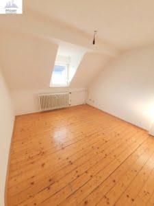 VERMIETET! Gemütliche 2-Zimmer Dachgeschosswohnung mit Tageslicht Duschbad und Einbauküche – mitten in Fußgängerzone Hanau