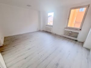 VERMIETET! Alles Neu Renoviert! Großzügige 4,5 Zimmerwohnung + Balkon – WG geeignet – zentralst in Offenbach