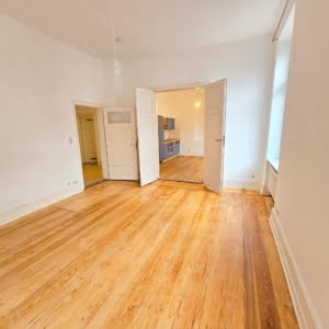 VRMIETET! Nagelneu saniert! Altbaucharme Pur! 2 Zimmerwohnung inkl. offener EBK + neues Bad – zentral im Ostend