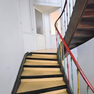 VRMIETET! Nagelneu saniert! Altbaucharme Pur! 2 Zimmerwohnung inkl. offener EBK + neues Bad – zentral im Ostend