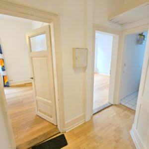 VRMIETET! Nagelneu saniert! Altbaucharme Pur! 2 Zimmerwohnung inkl. offener EBK + neues Bad – zentral im Ostend