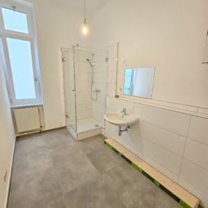 VRMIETET! Nagelneu saniert! Altbaucharme Pur! 2 Zimmerwohnung inkl. offener EBK + neues Bad – zentral im Ostend