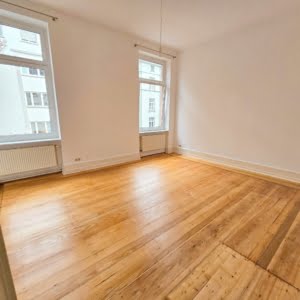 VRMIETET! Nagelneu saniert! Altbaucharme Pur! 2 Zimmerwohnung inkl. offener EBK + neues Bad – zentral im Ostend