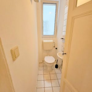 VRMIETET! Nagelneu saniert! Altbaucharme Pur! 2 Zimmerwohnung inkl. offener EBK + neues Bad – zentral im Ostend