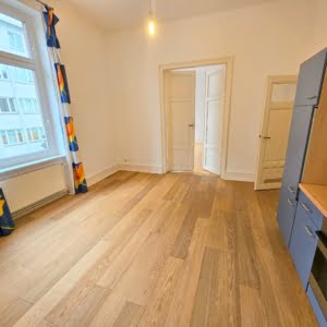 VRMIETET! Nagelneu saniert! Altbaucharme Pur! 2 Zimmerwohnung inkl. offener EBK + neues Bad – zentral im Ostend