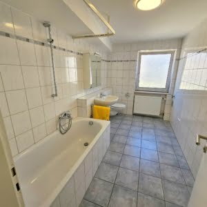 VERMIETET! Alles Neu Renoviert in 2024! Großzügige 2 Zimmerwohnung mit Balkon + Einbauküche – zentral in Hanau