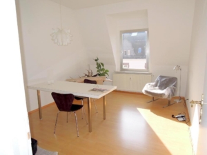VERMIETET! Top Lage Sachsenhausen! 4 sonnige Zimmer ganz oben im Altbau – in direkter Nähe zur Schweizer Straße