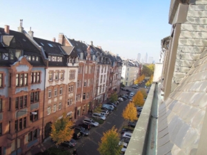 VERMIETET! Top Lage Sachsenhausen! 4 sonnige Zimmer ganz oben im Altbau – in direkter Nähe zur Schweizer Straße