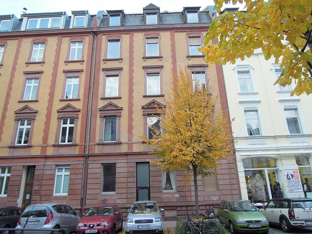 VERMIETET! Altbaucharme pur! 3 sonnige Zimmer mit kleinem Balkon – Nahe Schweizer Straße