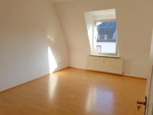 VERMIETET! Top Lage Sachsenhausen! 4 sonnige Zimmer ganz oben im Altbau – in direkter Nähe zur Schweizer Straße