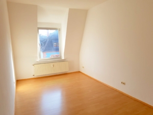 VERMIETET! Top Lage Sachsenhausen! 4 sonnige Zimmer ganz oben im Altbau – in direkter Nähe zur Schweizer Straße