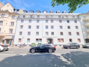 VERMIETET! Gemütliche 2 Zimmer Dachgeschosswohnung mit Tageslichtwannenbad – direkt gegenüber Klinikum OF