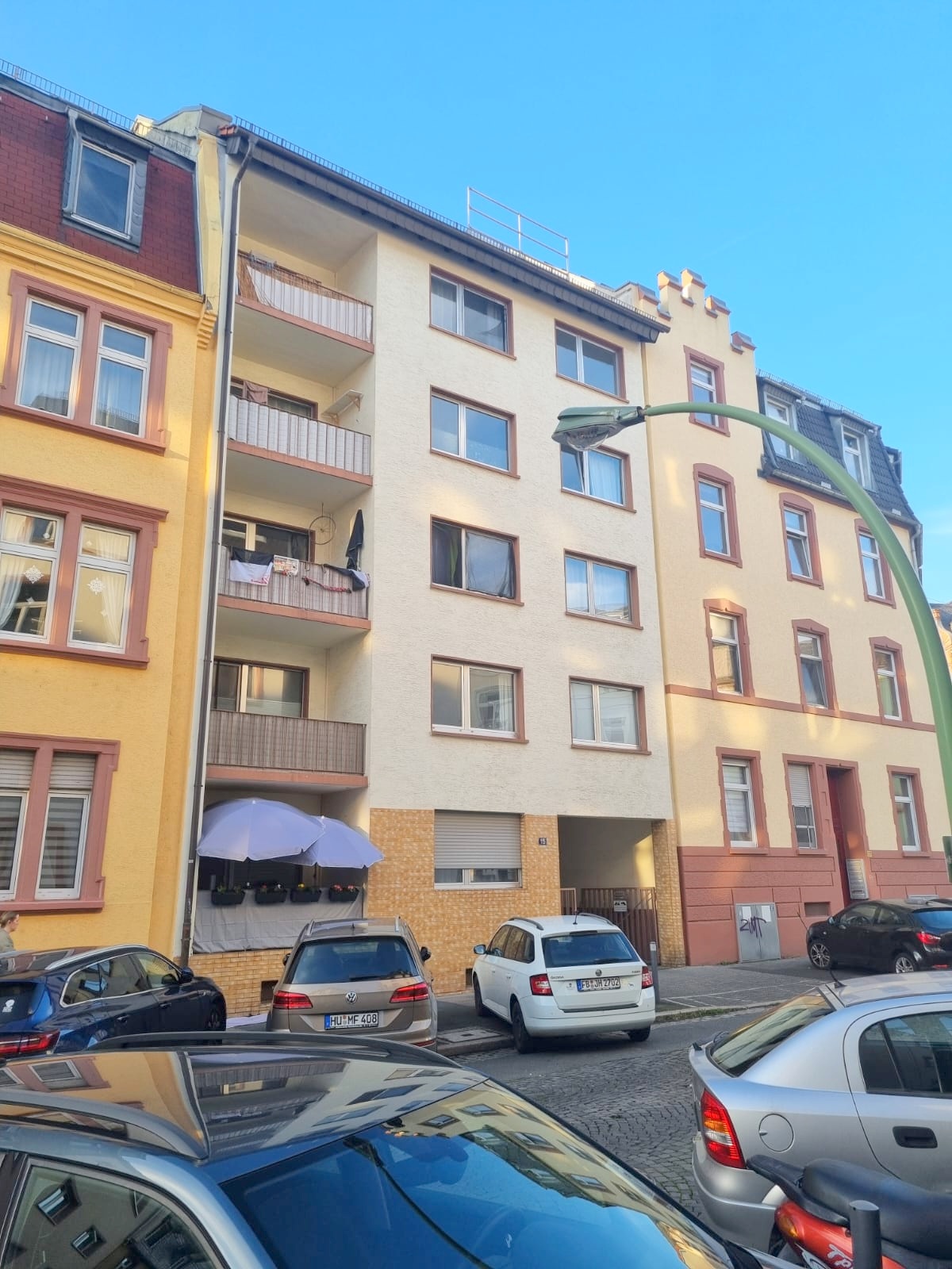 VERMIETET! Nagelneu saniert! Gemütliches, kleines 1 Zimmer-Apartment mit sep. Küche im DG – mitten in Bornheim – Nähe Berger Straße